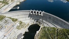 Sistemas de monitorização dinâmica de barragens de betão para avaliação da segurança estrutural