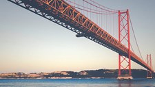 Caracterização e mitigação de vibrações em tirantes e pontes