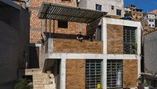 Casa de favela construída no Brasil vence concurso mundial de arquitetura
