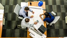 Contratos de empreitadas em concursos públicos mais do que duplicam
