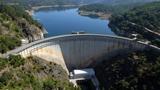 Modelação do comportamento sísmico de barragens de betão