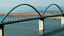 Pontes ferroviárias com tabuleiro misto aço-betão