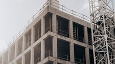 Produção na construção acelera para 5,3% em maio