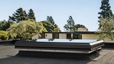VELUX lança nova janela de vidro para coberturas planas