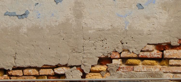 Reforço de estruturas de alvenaria com reboco armado